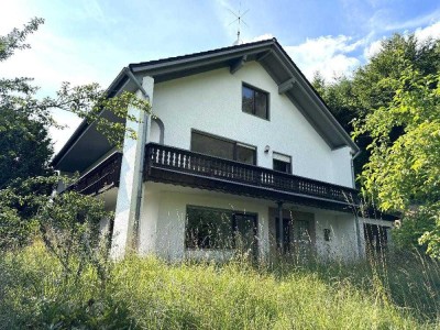 Am Waldrand gelegenes Zweifamilienhaus - renovierungsbedürftig