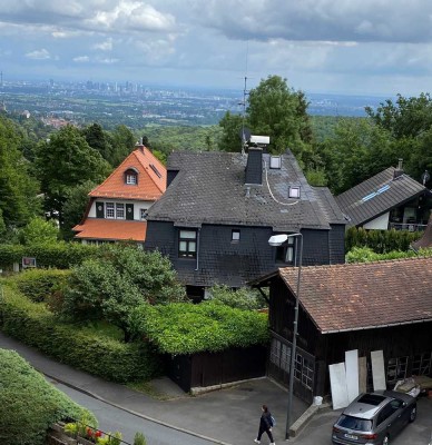 Fernsicht pur, sanierte 3-Zimmer-Wohnung mit Balkon und Einbauküche in Kronberg im Taunus