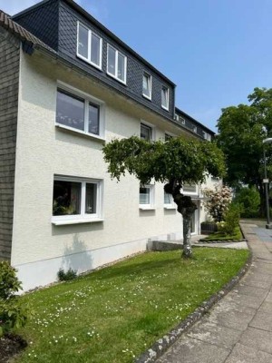 geräumige 3 Zi, Wohnung im Erdgeschoss mit Tageslichtbad, WC, Balkon, Garage, in gehobener Wohnlage!