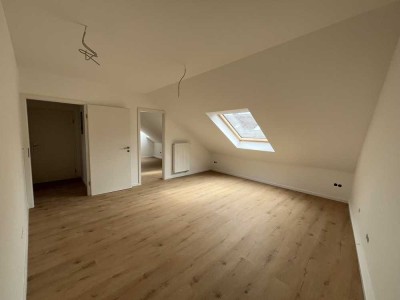 Erstbezug nach Sanierung: attraktive 2-Zimmer-DG-Wohnung mit Blick auf die Stiftskirche in Neustadt