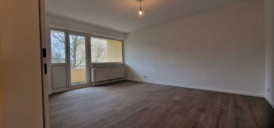 Bezugsfertig! Frisch renovierte Dreizimmerwohnung mit Pkw-Aussenstellplatz