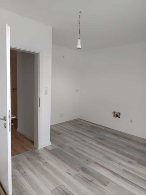 Erstbezug nach Sanierung: Exklusive 4-Zimmer-Wohnung mit gehobener Innenausstattung in Hasselroth