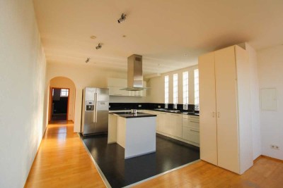 Zentral, modern und bezugsfrei – Großzügige Wohnung mit Einbauküche und zwei Bädern