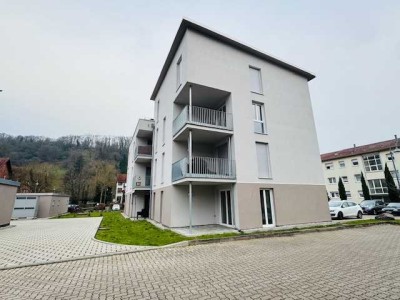 ++ Lichtdurchflutete und hochwertige 3 ZKB Balkon im EG eines Mehrfamilenhauses ! ++