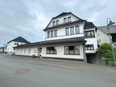 Wohnen und Gewerbe kombiniert: Zweifamilienhaus mit separater Gewerbeeinheit im Herzen von Hir