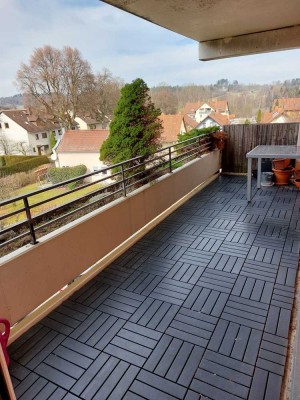 Modernisierte Dachgeschosswohnung mit zwei Zimmern sowie Balkon und Einbauküche in Selb