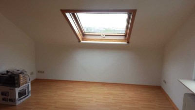 Kleine 2-Zimmer-DG-Wohnung zu vermieten