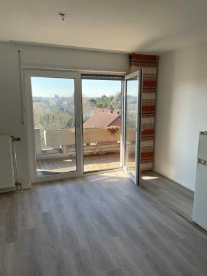 Attraktive, sanierte  3-Zimmer-Dachgeschosswohnung mit Balkon in Grevenbroich