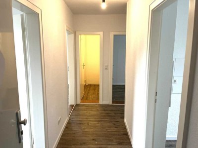 Wie für uns gemacht! Renovierte drei Zimmer Wohnung frei!