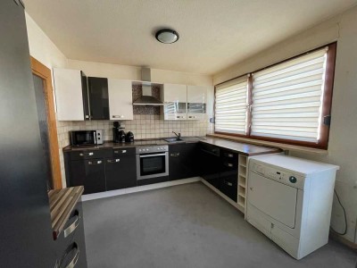 Attraktive und gepflegte 3-Zimmer-Dachgeschosswohnung mit Balkon und Einbauküche in Kitzingen
