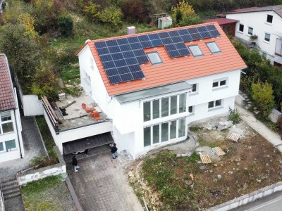 Moderne UG-Wohnung mit großem Wintergarten, Erstbezug nach energetischer Sanierung zu A+-Haus