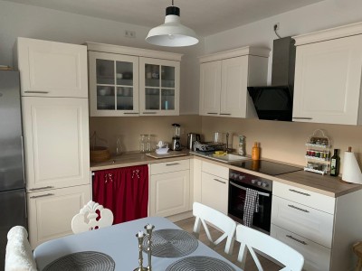 Renovierte, Voll möblierte 85m2 Wohnung mit Garten, edler Landhaus EBK und großer Terrasse + Balkon