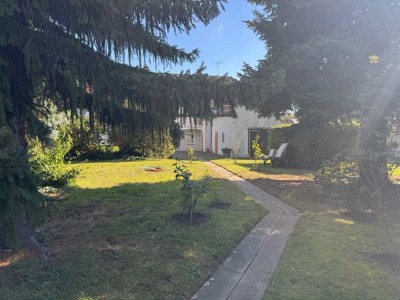 Brandis: zentral und blickgeschützt Wohnen | große, hohe Garagen | toller Gartenbungalow