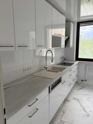Geschmackvolle 3-Raum-Wohnung mit gehobener Innenausstattung mit Balkon und Einbauküche in Marburg