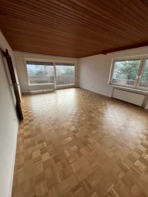In Roßdorf: Wohnung mit vier Zimmern und Balkon