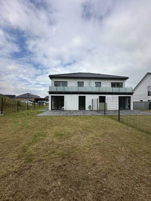 Exklusive Neubau DHH – hochwertig, energieeffizient mit finalem Feinschliff