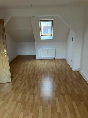 Gemütliche DG 1-Zimmer mit Laminat in ruhiger Lage!