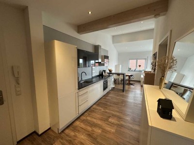 Stilvolle 2-Zimmer-DG-Wohnung mit Balkon und außergewöhnlicher Raumhöhe