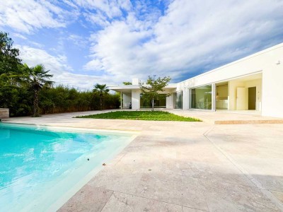 +++ LUXUSVILLA der Extraklasse mit Pool und Pferdekoppel +++