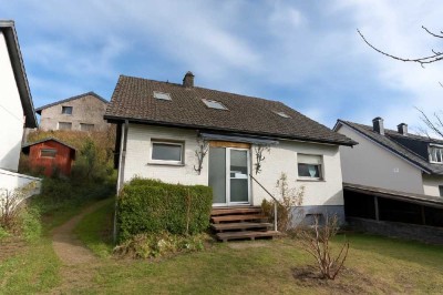 Freistehendes Einfamilienhaus mit ca. 128 m², 5 Zimmer, 2 Bädern, Hobbyraum und  2 PKW-