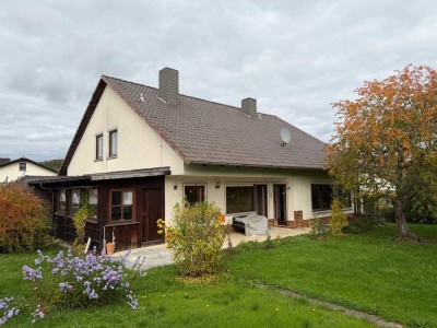 Zweifamilienhaus mit Doppelgarage (und Ausbaureserve unterm Dach) in gesuchter Wohnlage von Ebern