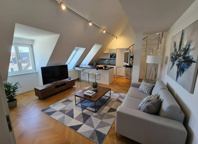 Stylische Dachgeschoß-Maisonette mit Dachterrasse und Klimaanlage in einem klassischen Stilaltbau.