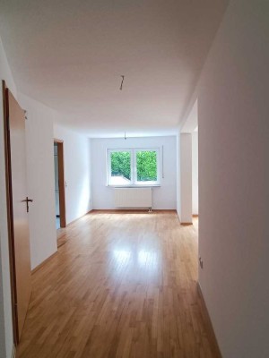 Frisch renovierte 2,5-Zimmer-Wohnung im EG eines Zweifamilienhauses. Parkettboden, Carport
