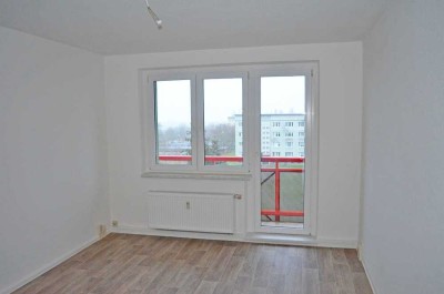 sanierte 3-Raum-Wohnung mit Badewanne und Balkon! Bezug ab 01.09.2025 möglich!