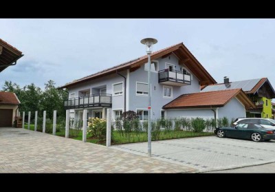 Erdgeschosswohnung Neuwertig in Surheim mit Südterrasse, Gartenanteil