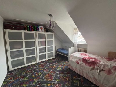 Charmante 2-Zimmer-DG-Wohnung mit EBK und Duplex-Stellplatz