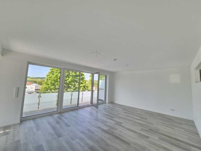 Aparte und lichtdurchflutete 2 Zi.-Wohnung in modernem Design mit großem Balkon u. Aufzug