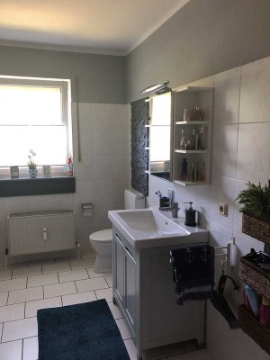 Attraktive und modernisierte 3-Raum-Wohnung mit gehobener Innenausstattung mit EBK in Hann.