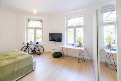 Exklusive, geräumige, möbilierte und sanierte 1-Zimmer-Wohnung mit EBK in Wiesbaden