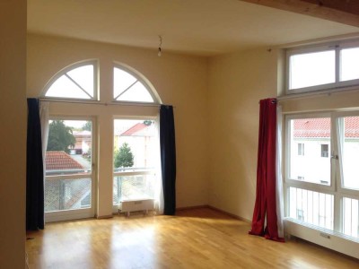 helle, sonnendurchflutete und ruhige 4-Zimmer Wohnung mit Balkonen und Einbauküche in Aichach