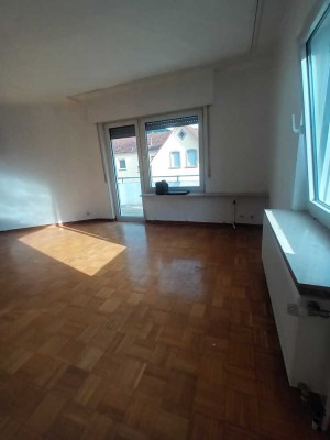 ATTRAKTIVE 2 ZKBB-WOHNUNG MIT 2-BURGENBLICK im 1. OG + 1 STUDIO-APARTMENT AB SOFORT ZU VERMIETEN