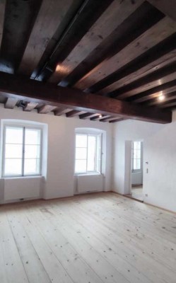 Freundliche 2,5-Zimmer-Wohnung mit Einbauküche am wunderschönen Tittmoninger Stadtplatz