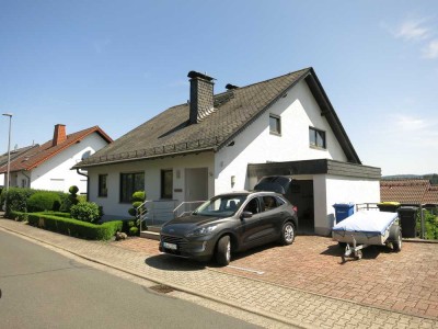 Geräumiges Einfamilienhaus mit gehobener Ausstattung und ELW in Taunusstein