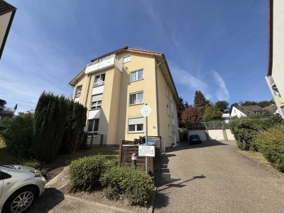 2,5 Zi. DG Whg. mit Tageslicht-Bad, EBK, Balkon, Gäste-WC. Bei Bedarf Garage sowie 2 Stellplätze.