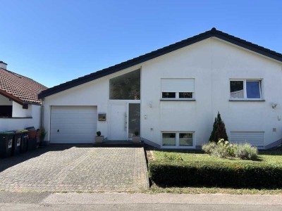 Attraktive Doppelhaushälfte mit Garage , großer Terrasse & Garten in ruhiger Lage von Perl
