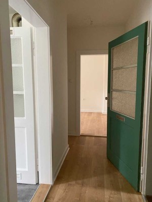 Beziehen Sie eine renovierte 2-Zimmer-Erdgeschosswohnung mit Balkon!