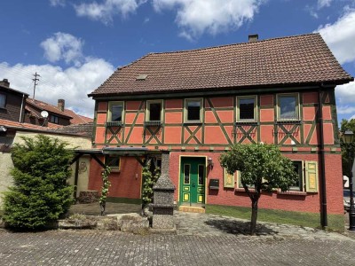 Solides Fachwerkhaus mit Nebengebäude: Hochwertige Substanz, vielfältige Möglichkeiten