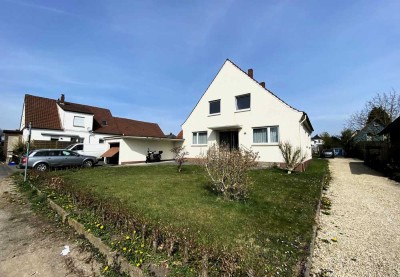 Lage! Lage! Lage! Unsaniertes Einfamilienhaus mit Einliegerwohnung in Bündes Bestlage