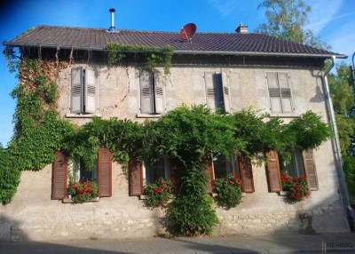 HEMING-IMMOBILIEN -  Charmantes ehemaliges Pfarrhaus mit großzügigem Garten