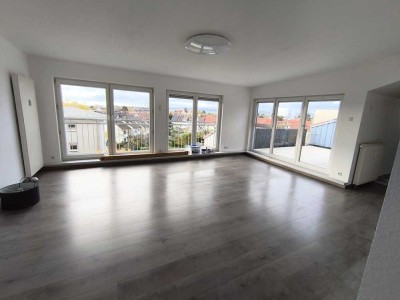 Schöne DG Wohnung mit Loggia, Taunusblick,  TG Wannenbad , 2,5 Zimmer