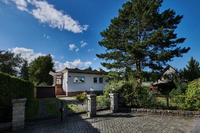 Naturnah leben und großzügig wohnen: Haus mit 8 Zimmern, Pool und großem Garten in ruhiger Lage