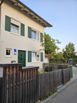 Zentrale 5-Zimmer-Doppelhaushälfte mit EBK in Holzkirchen