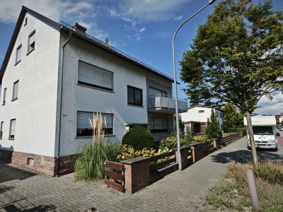 Freistehendes Mehrfamilienhaus mit Garten und Garagen