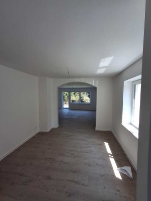 Erstbezug nach Sanierung: Preiswertes 4+2-Zimmer-Einfamilienhaus mit lux. Innenausstattung