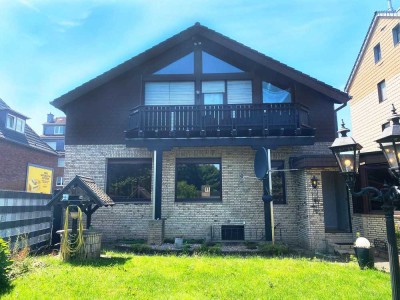 Stilvolles Dreifamilienhaus mit einem Anbau und acht Garagen in zentraler Wohnlage!
