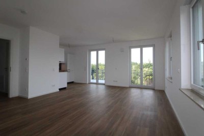 ** 1. Monat kaltmietfrei ** Helle 4 Zimmer mit Einbauküche, Tageslichtbad und großem Balkon**